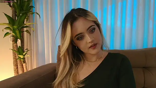 Snapshot of MaryMoon_ chatting on 11-01-25, 10:12 MaryMoon online show from 11-01-25, 10:12