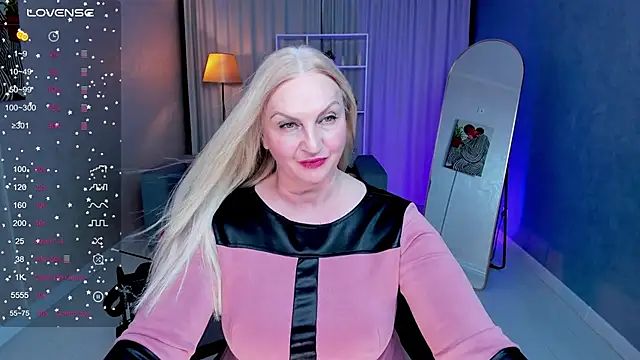 Snapshot of Nina_Devillle chatting on 11-25-25, 04:07 Nina Devillle online show from 11-25-25, 04:07