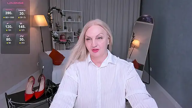 Snapshot of Nina_Devillle chatting on 12-15-25, 02:43 Nina Devillle online show from 12-15-25, 02:43