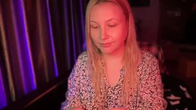 Snapshot of BikiHellena chatting on 10-29-25, 11:28 BikiHellena online show from 10-29-25, 11:28