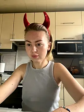 MartaLuna  online show from 10-28-25, 08:40