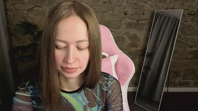 Snapshot of bella_li__ chatting on 12-23-25, 02:42 bella li online show from 12-23-25, 02:42