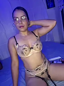 Snapshot of Chloe_y_Dante chatting on 10-09-25, 04:10 Chloe y Dante online show from 10-09-25, 04:10