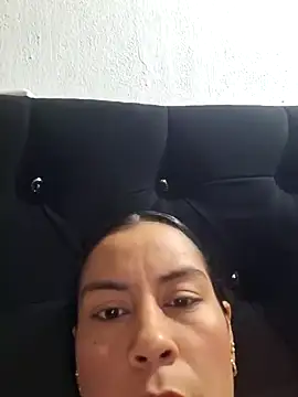 Snapshot of Chloe_y_Dante chatting on 10-20-25, 03:12 Chloe y Dante online show from 10-20-25, 03:12