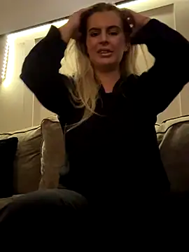 Snapshot of Luce-xxx1 chatting on 10-24-25, 04:42 Luce-xxx1 online show from 10-24-25, 04:42