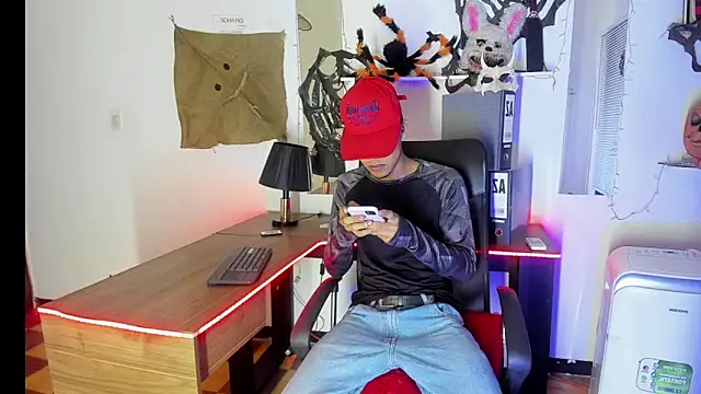 Snapshot of xxKamadevaxx chatting on 10-31-25, 12:39 xxKamadevaxx online show from 10-31-25, 12:39