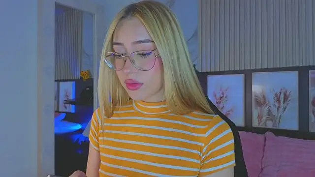 Snapshot of tokyoluu chatting on 10-03-25, 07:55 tokyoluu online show from 10-03-25, 07:55