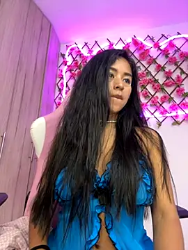 Snapshot of RaquelOficial chatting on 10-16-25, 08:21 RaquelOficial online show from 10-16-25, 08:21