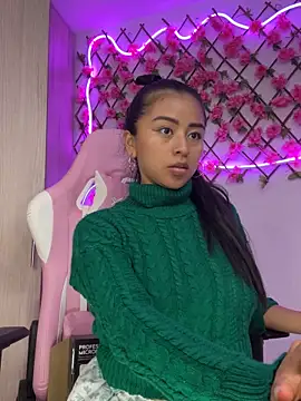 Snapshot of RaquelOficial chatting on 10-17-25, 05:48 RaquelOficial online show from 10-17-25, 05:48