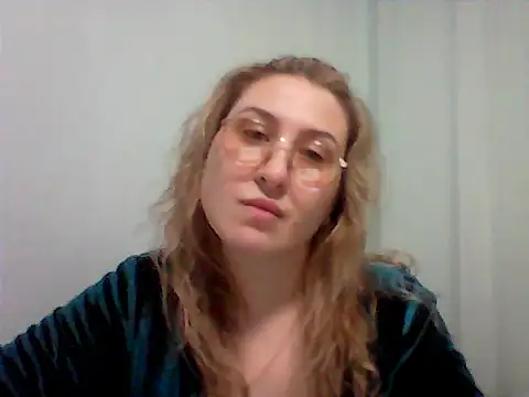 Snapshot of Osyvera chatting on 10-02-25, 03:08 Osyvera online show from 10-02-25, 03:08