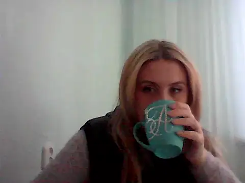 Snapshot of Osyvera chatting on 10-04-25, 03:59 Osyvera online show from 10-04-25, 03:59