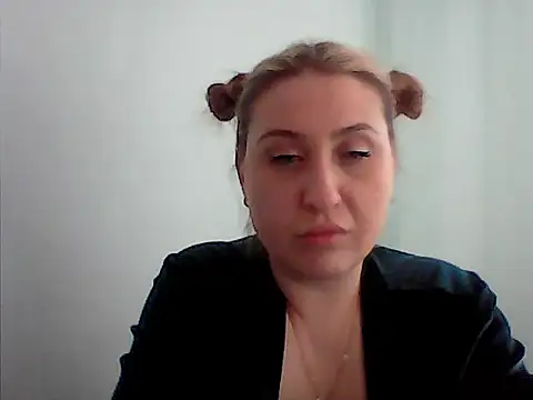 Snapshot of Osyvera chatting on 10-05-25, 04:11 Osyvera online show from 10-05-25, 04:11