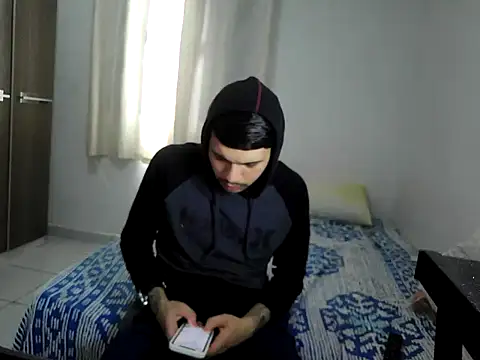 Snapshot of becmz chatting on 11-14-25, 10:58 becmz online show from 11-14-25, 10:58