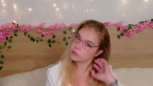 Lilith Bonheur online show from 10-15-25, 08:09