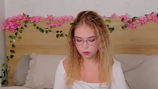 Lilith Bonheur online show from 10-31-25, 08:32