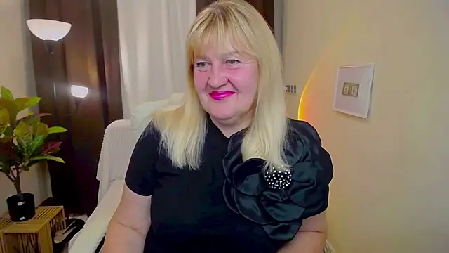 Snapshot of EmmaEllison chatting on 09-16-25, 11:55 EmmaEllison online show from 09-16-25, 11:55