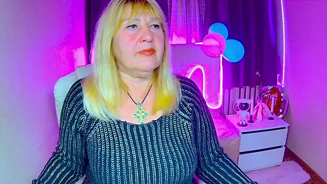 Snapshot of EmmaEllison chatting on 10-07-25, 11:51 EmmaEllison online show from 10-07-25, 11:51