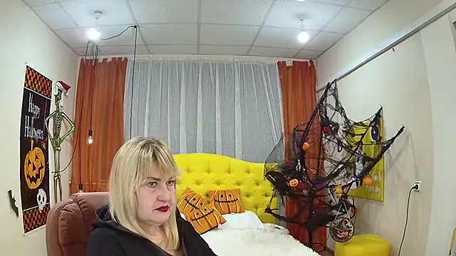 Snapshot of EmmaEllison chatting on 10-17-25, 06:16 EmmaEllison online show from 10-17-25, 06:16