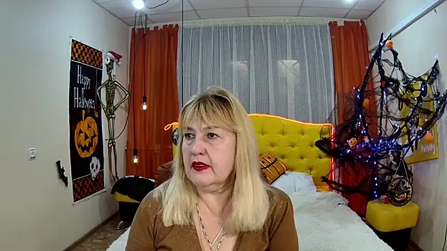 Snapshot of EmmaEllison chatting on 10-26-25, 07:03 EmmaEllison online show from 10-26-25, 07:03