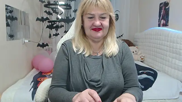 Snapshot of EmmaEllison chatting on 10-29-25, 06:59 EmmaEllison online show from 10-29-25, 06:59