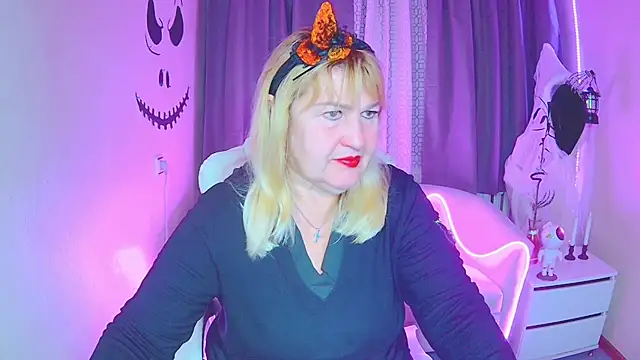 Snapshot of EmmaEllison chatting on 10-31-25, 06:58 EmmaEllison online show from 10-31-25, 06:58