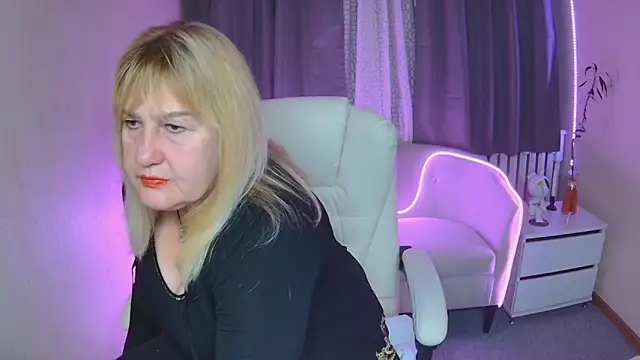 Snapshot of EmmaEllison chatting on 11-12-25, 06:47 EmmaEllison online show from 11-12-25, 06:47