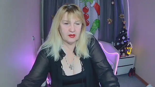 Snapshot of EmmaEllison chatting on 12-15-25, 07:12 EmmaEllison online show from 12-15-25, 07:12