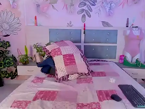 Snapshot of sweet_lulu_sofia chatting on 10-01-25, 06:08 sweet lulu sofia online show from 10-01-25, 06:08