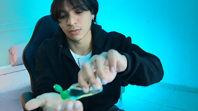 Snapshot of toji_luxxer chatting on 09-17-25, 12:07 toji luxxer online show from 09-17-25, 12:07