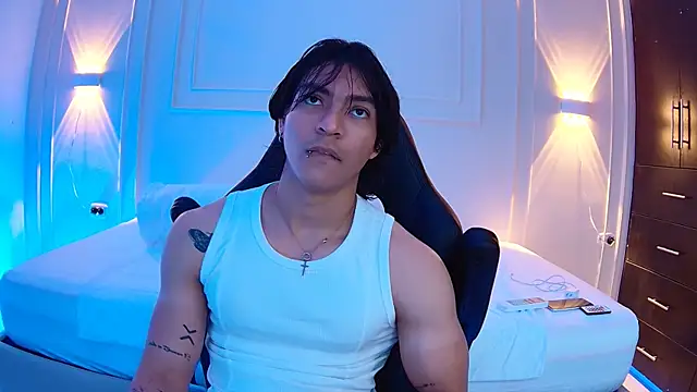 Snapshot of toji_luxxer chatting on 09-18-25, 01:02 toji luxxer online show from 09-18-25, 01:02