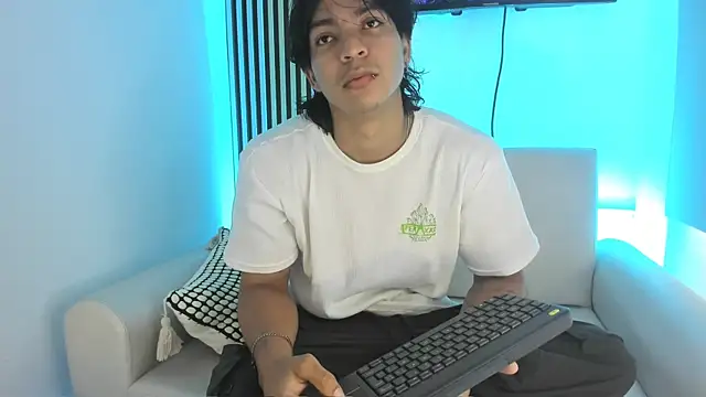 Snapshot of toji_luxxer chatting on 09-26-25, 01:15 toji luxxer online show from 09-26-25, 01:15