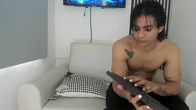 Snapshot of toji_luxxer chatting on 10-17-25, 01:35 toji luxxer online show from 10-17-25, 01:35