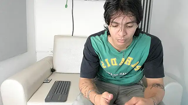 Snapshot of toji_luxxer chatting on 10-21-25, 02:23 toji luxxer online show from 10-21-25, 02:23