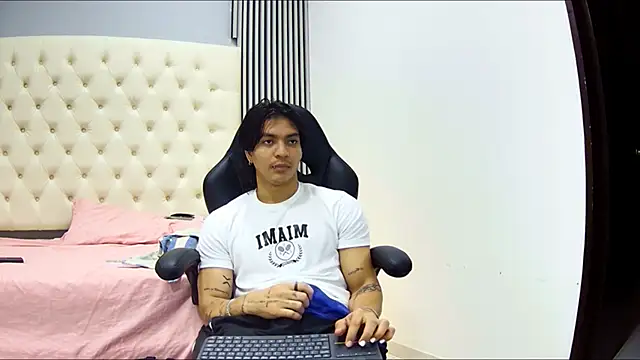 Snapshot of toji_luxxer chatting on 10-22-25, 03:07 toji luxxer online show from 10-22-25, 03:07