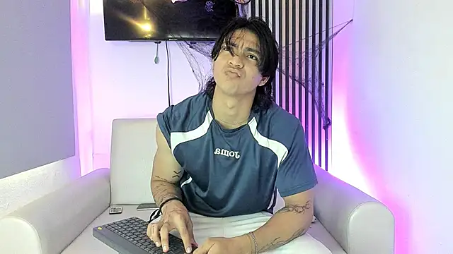 Snapshot of toji_luxxer chatting on 10-25-25, 08:14 toji luxxer online show from 10-25-25, 08:14