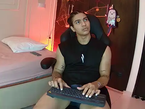 Snapshot of toji_luxxer chatting on 10-30-25, 02:57 toji luxxer online show from 10-30-25, 02:57