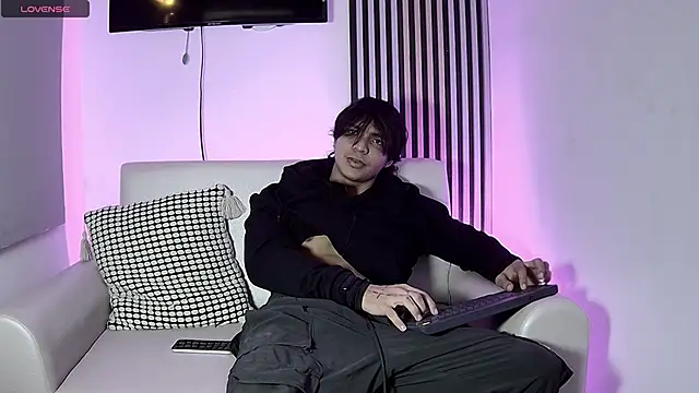 Snapshot of toji_luxxer chatting on 11-06-25, 12:44 toji luxxer online show from 11-06-25, 12:44