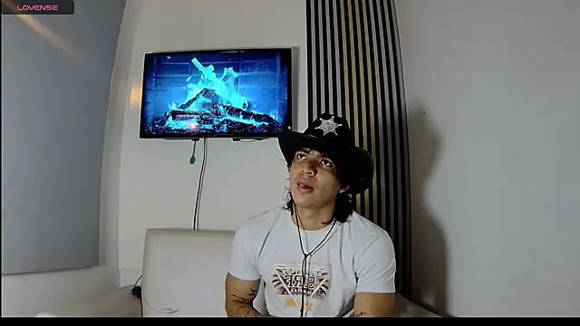 Snapshot of toji_luxxer chatting on 11-11-25, 04:34 toji luxxer online show from 11-11-25, 04:34