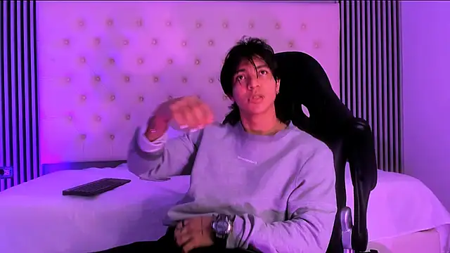 Snapshot of toji_luxxer chatting on 11-11-25, 10:10 toji luxxer online show from 11-11-25, 10:10