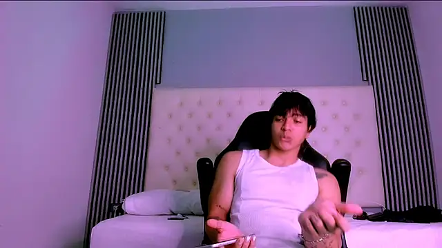 Snapshot of toji_luxxer chatting on 11-13-25, 02:54 toji luxxer online show from 11-13-25, 02:54