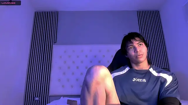 Snapshot of toji_luxxer chatting on 11-19-25, 08:31 toji luxxer online show from 11-19-25, 08:31