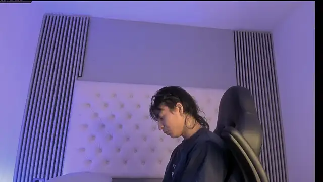 Snapshot of toji_luxxer chatting on 11-24-25, 02:44 toji luxxer online show from 11-24-25, 02:44