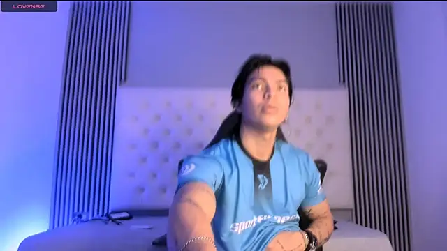 Snapshot of toji_luxxer chatting on 11-26-25, 04:24 toji luxxer online show from 11-26-25, 04:24