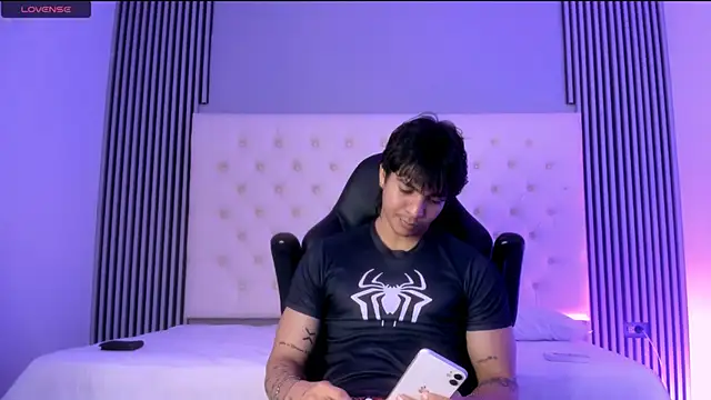 Snapshot of toji_luxxer chatting on 12-01-25, 03:11 toji luxxer online show from 12-01-25, 03:11