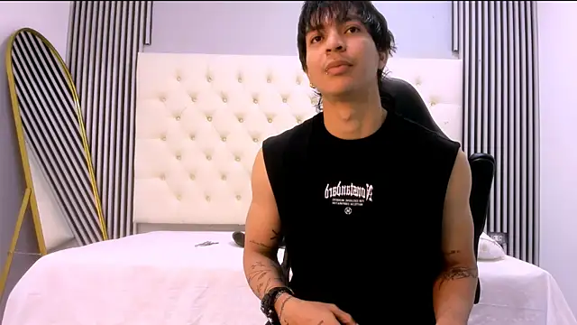 Snapshot of toji_luxxer chatting on 12-05-25, 03:48 toji luxxer online show from 12-05-25, 03:48