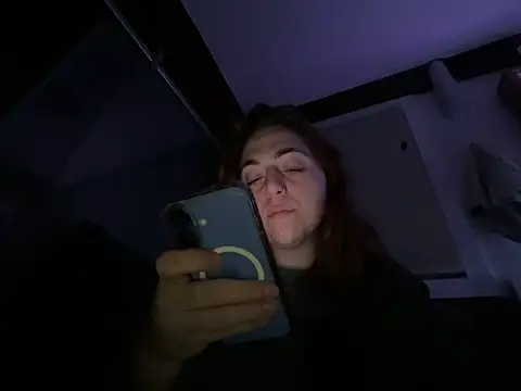 Snapshot of PeridotPrincessOfficial chatting on 12-16-25, 10:37 PeridotPrincessOfficial online show from 12-16-25, 10:37