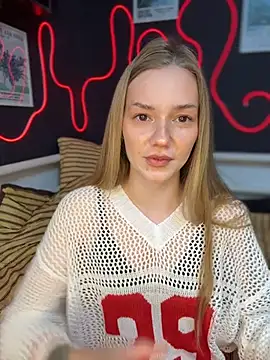 Snapshot of MilaMoone chatting on 05-31-26, 12:01 MilaMoone online show from 05-31-26, 12:01