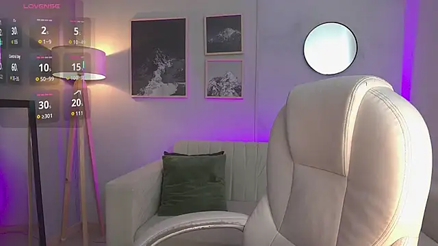 Snapshot of Tiffany_Low chatting on 10-23-25, 01:54 Tiffany Low online show from 10-23-25, 01:54