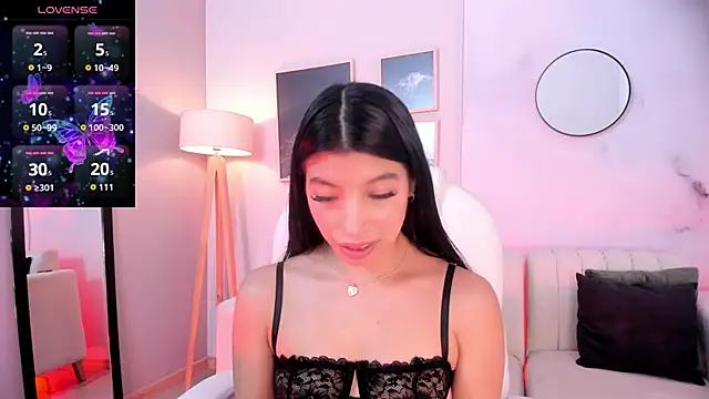 Snapshot of Tiffany_Low chatting on 10-30-25, 01:23 Tiffany Low online show from 10-30-25, 01:23