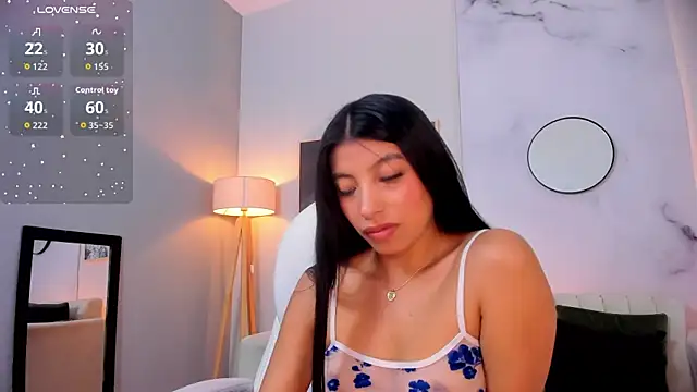 Snapshot of Tiffany_Low chatting on 11-12-25, 01:33 Tiffany Low online show from 11-12-25, 01:33